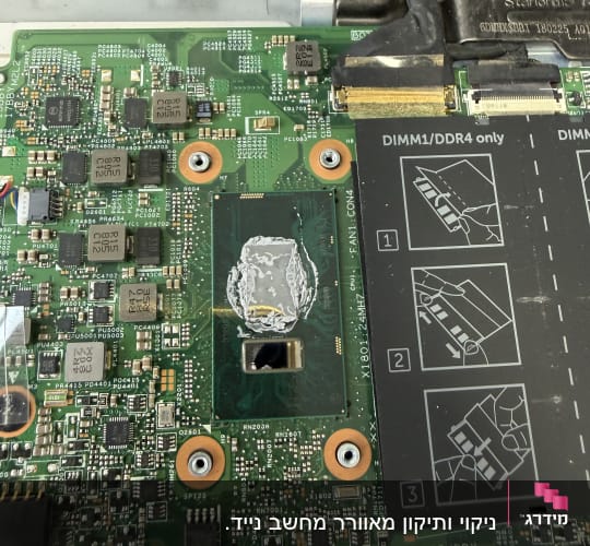 לוח אם של מחשב עם רכיבים אלקטרוניים